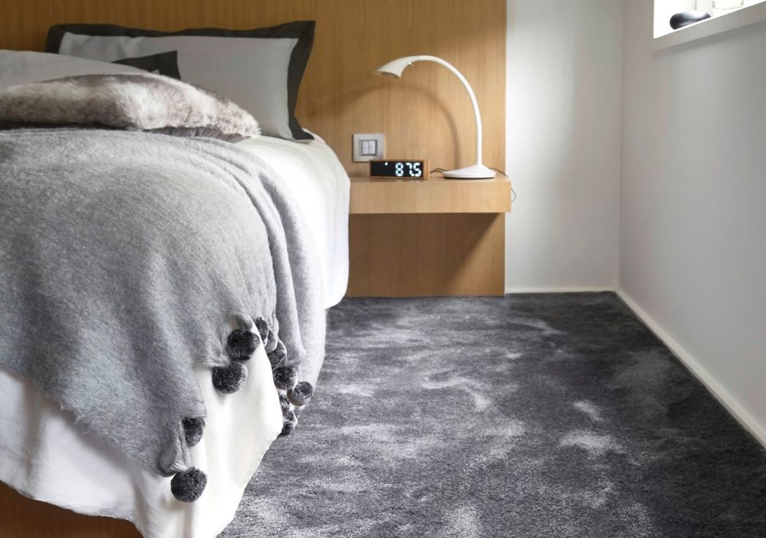 Moquette velours CARESSE, col gris nuage, rouleau 4.00 m