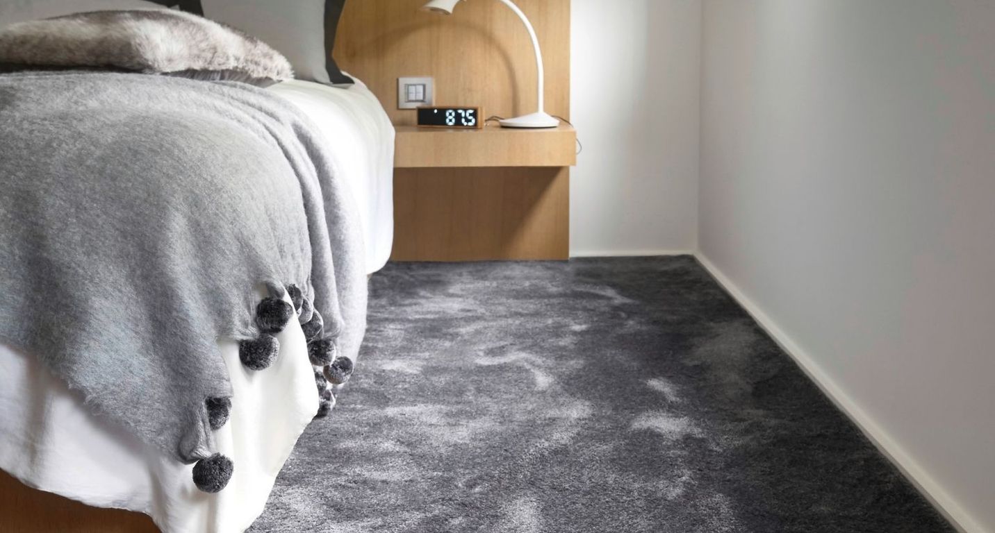 Moquette velours CARESSE, col gris nuage, rouleau 4.00 m