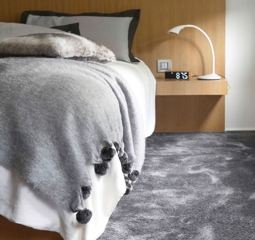 Moquette velours CARESSE, col gris nuage, rouleau 4.00 m