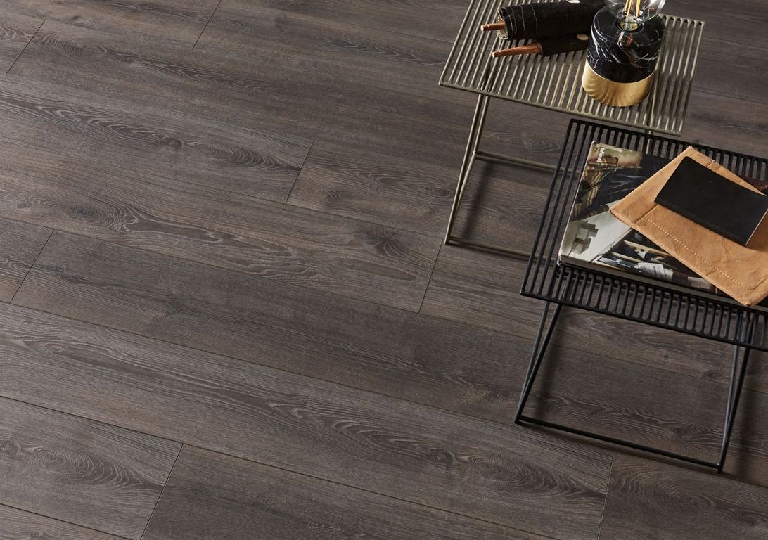 Sol stratifié EASYLIFE LEGEND 2 HYDRO Easylife, aspect Bois Chêne gris foncé, lame 19.10 x 137.50 cm
