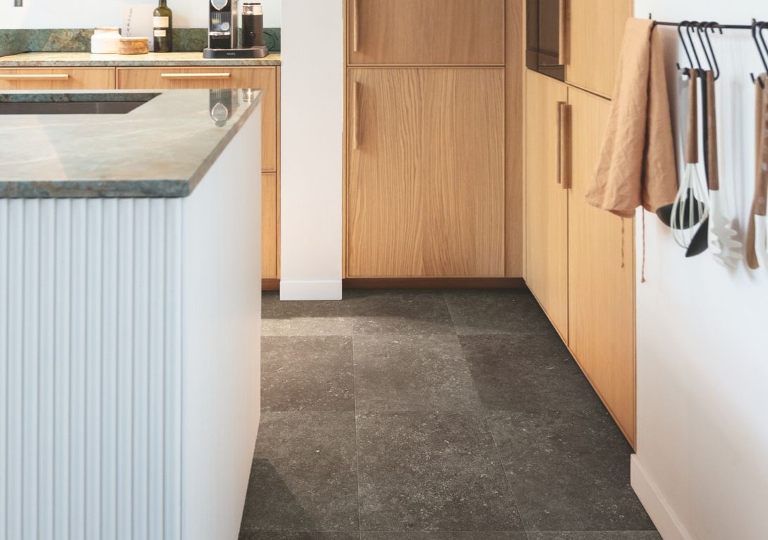 Sol stratifié QS MUSE Quick Step, aspect Carrelage Pierre bleue fumée, dalle 39.60 x 120.00 cm