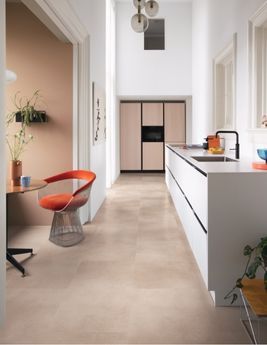 Sol vinyle ALPHA VINYL DALLE M Quick Step, Béton beige rosé, dalle 42.80 x 85.60 cm
