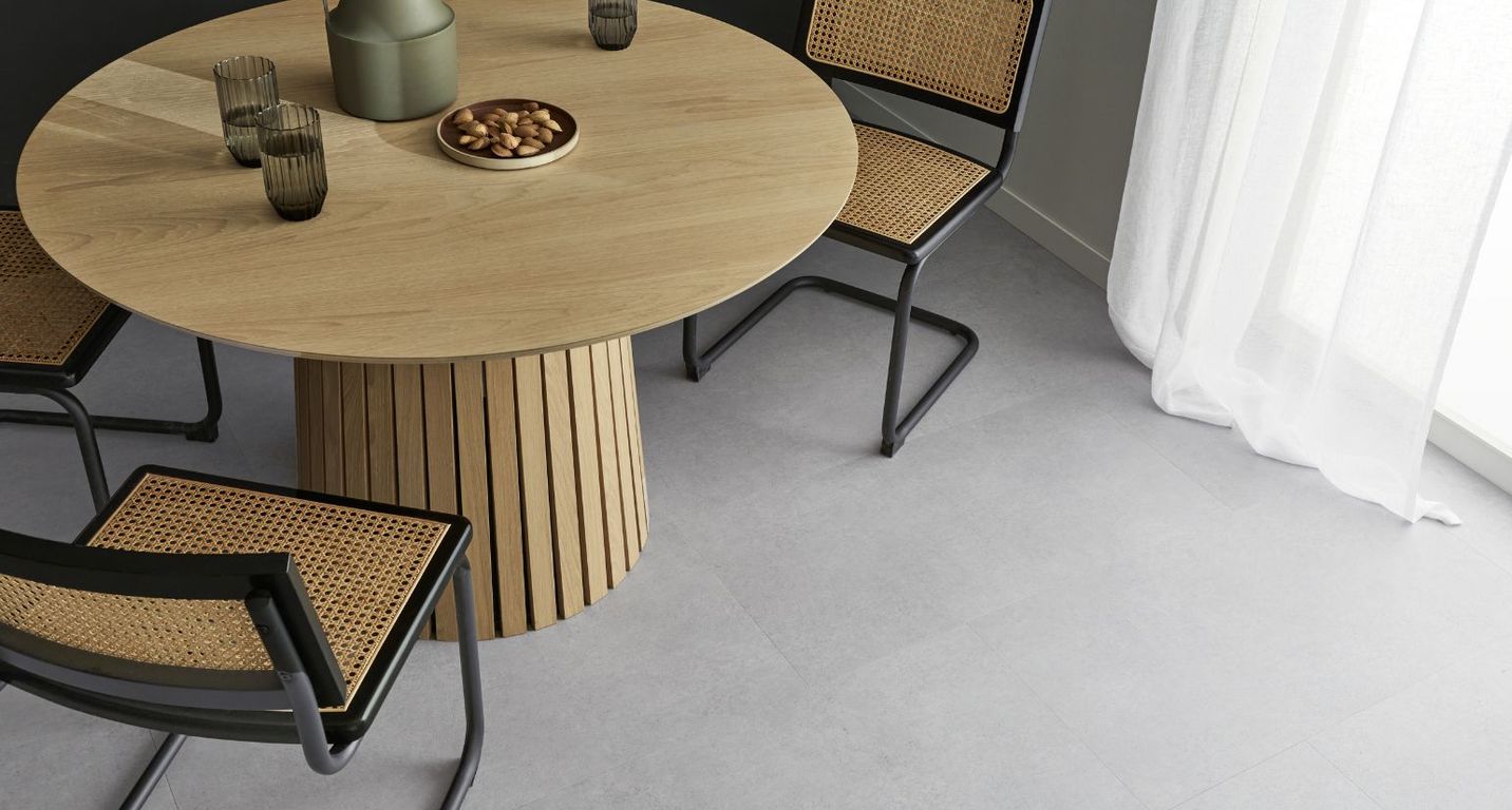 Sol vinyle RIGID CLICK 55 PREMIUM DALLE , Béton gris clair, dalle 44.80 x 90.60 cm