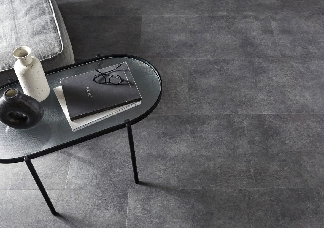 Sol vinyle RIGID CLICK 55 PREMIUM DALLE , Béton gris foncé, dalle 44.80 x 90.60 cm