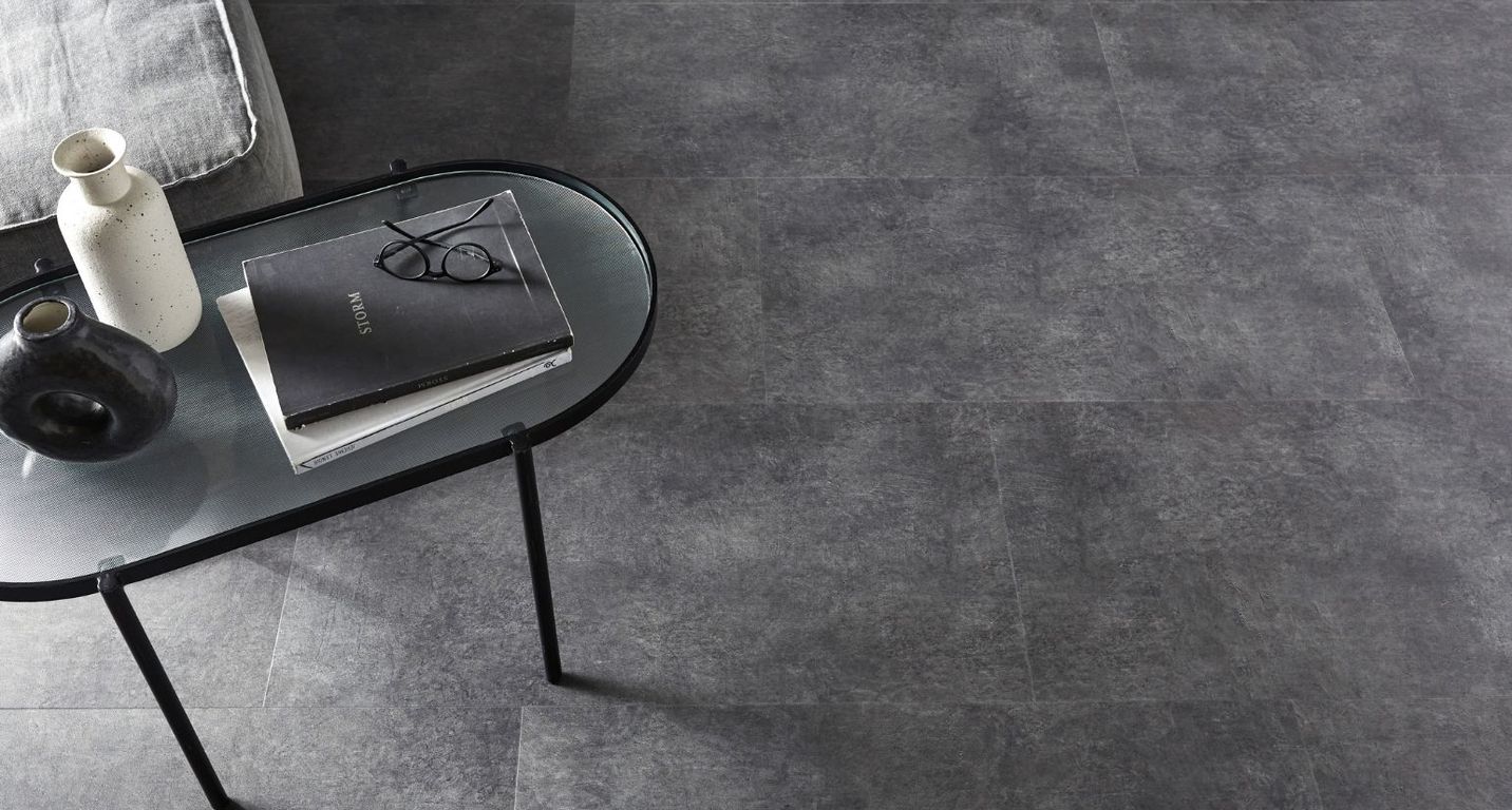 Sol vinyle RIGID CLICK 55 PREMIUM DALLE , Béton gris foncé, dalle 44.80 x 90.60 cm