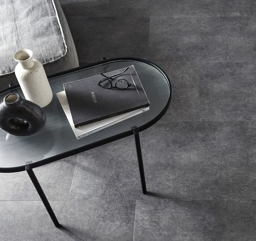 Sol vinyle RIGID CLICK 55 PREMIUM DALLE , Béton gris foncé, dalle 44.80 x 90.60 cm