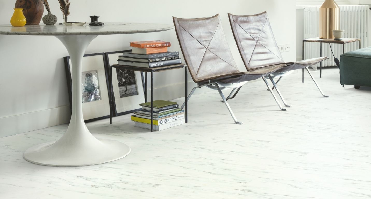 Sol vinyle ALPHA VINYL ORO  Quick Step, Marbre de Carrare, dalle 30.30 x 60.96 cm