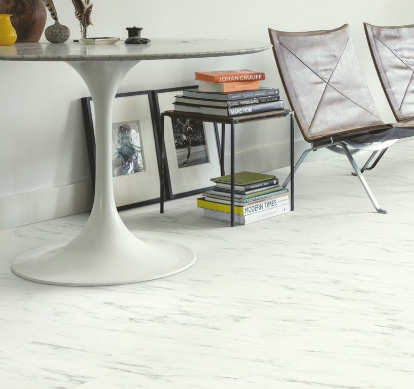 Sol vinyle ALPHA VINYL ORO  Quick Step, Marbre de Carrare, dalle 30.30 x 60.96 cm