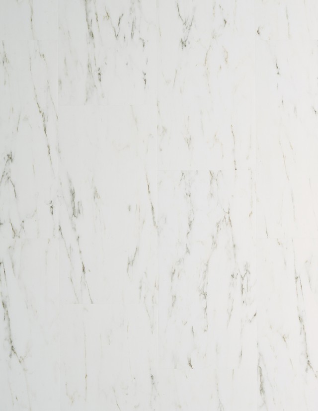 Sol vinyle ALPHA VINYL ORO  Quick Step, Marbre blanc, dalle 30.30 x 60.96 cm
