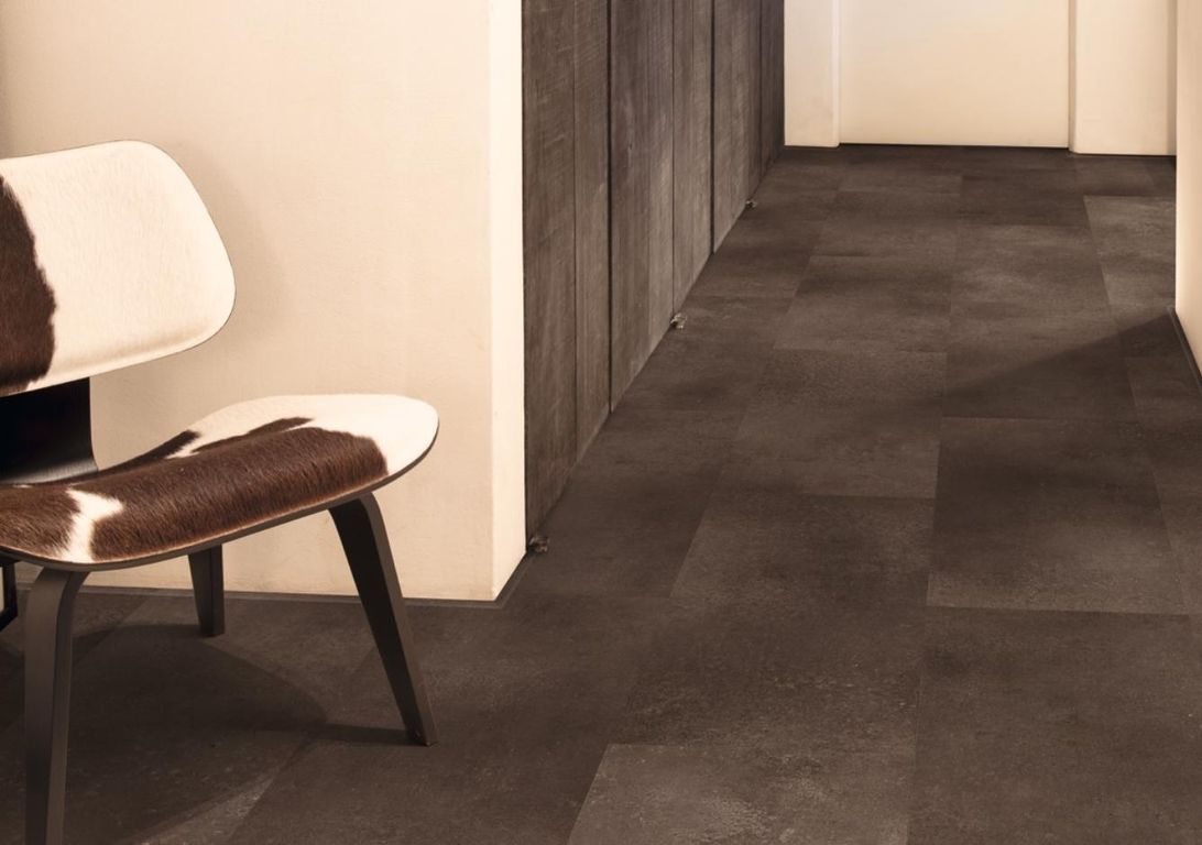 Sol vinyle ALPHA VINYL ORO  Quick Step, Béton roche cannelle, dalle 30.30 x 60.96 cm