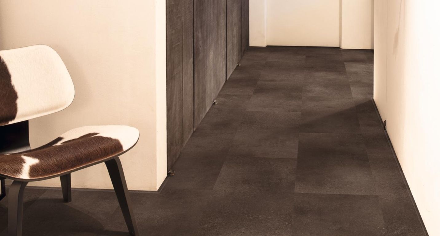 Sol vinyle ALPHA VINYL ORO  Quick Step, Béton roche cannelle, dalle 30.30 x 60.96 cm