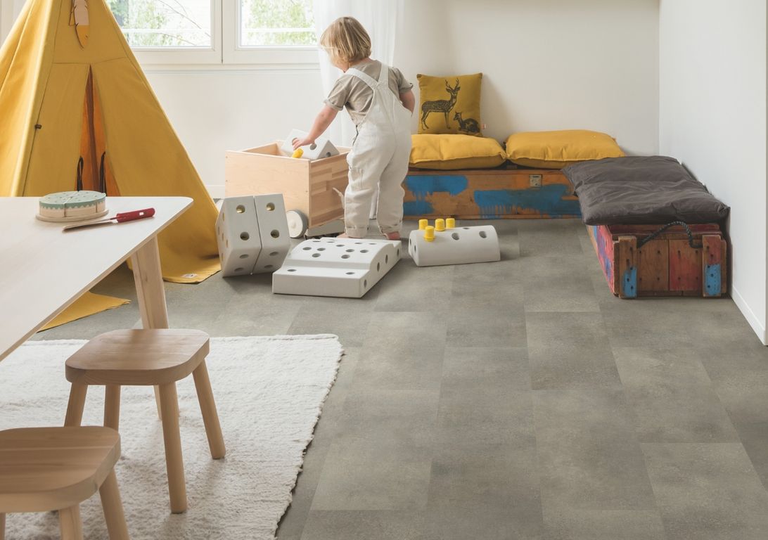 Sol vinyle ALPHA VINYL ORO  Quick Step, Béton roche bétonnée, dalle 30.30 x 60.96 cm