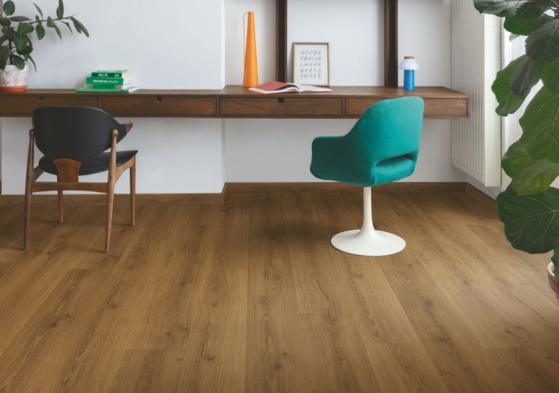 Sol vinyle ALPHA VINYL BLOOM Quick Step, Bois chêne caramel ramageux, lame 20.90 x 149.40 cm