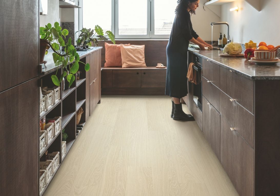 Sol vinyle ALPHA VINYL BLOOM Quick Step, Bois chêne polaire pur, lame 20.90 x 149.40 cm