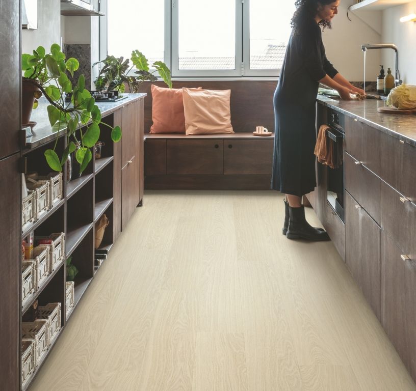 Sol vinyle ALPHA VINYL BLOOM Quick Step, Bois chêne polaire pur, lame 20.90 x 149.40 cm