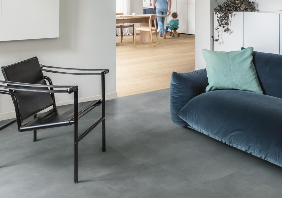 Sol vinyle ALPHA VINYL ILLUME Quick Step, Béton ciel tendre, dalle 42.80 x 85.60 cm