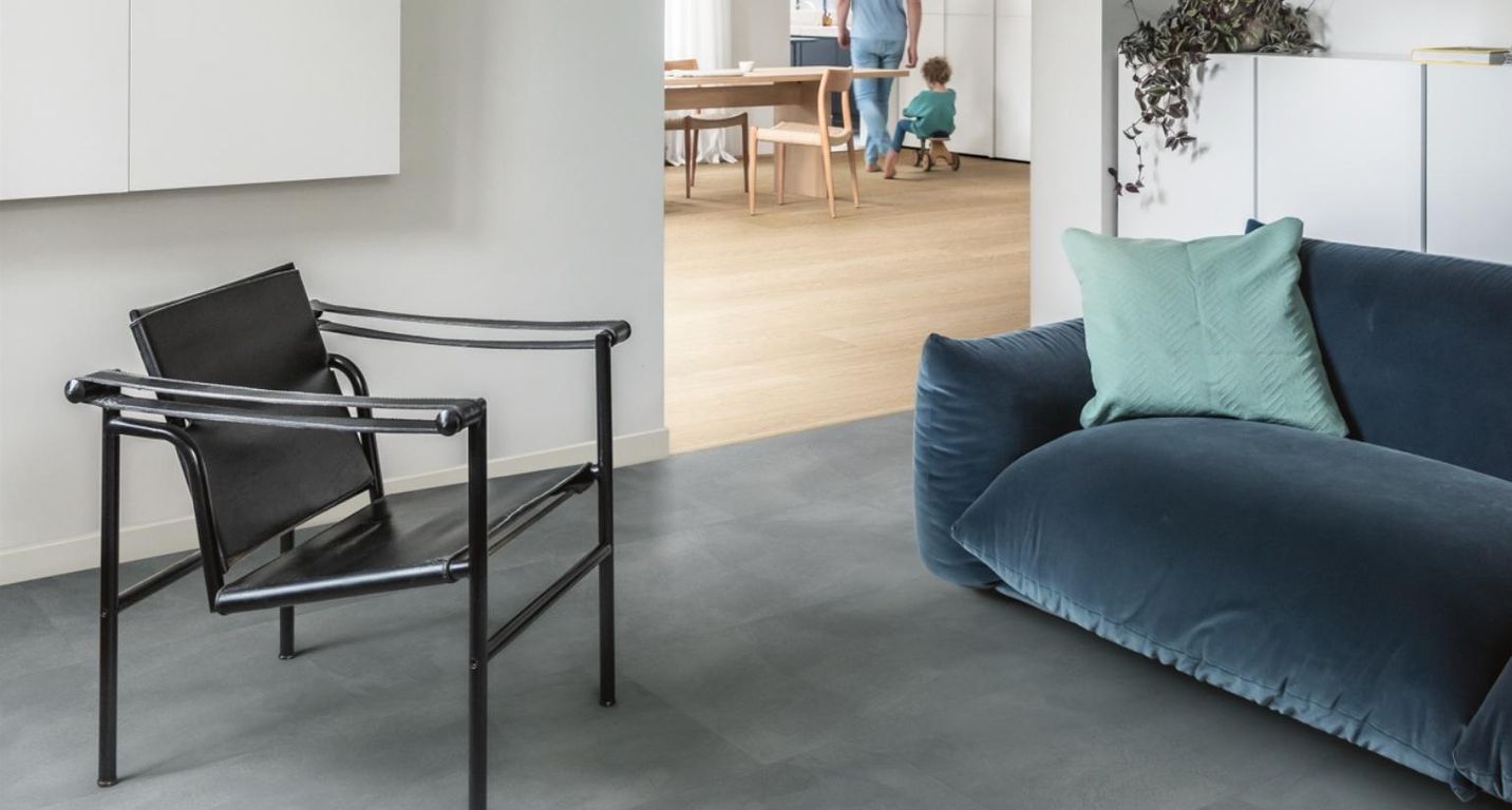 Sol vinyle ALPHA VINYL ILLUME Quick Step, Béton ciel tendre, dalle 42.80 x 85.60 cm