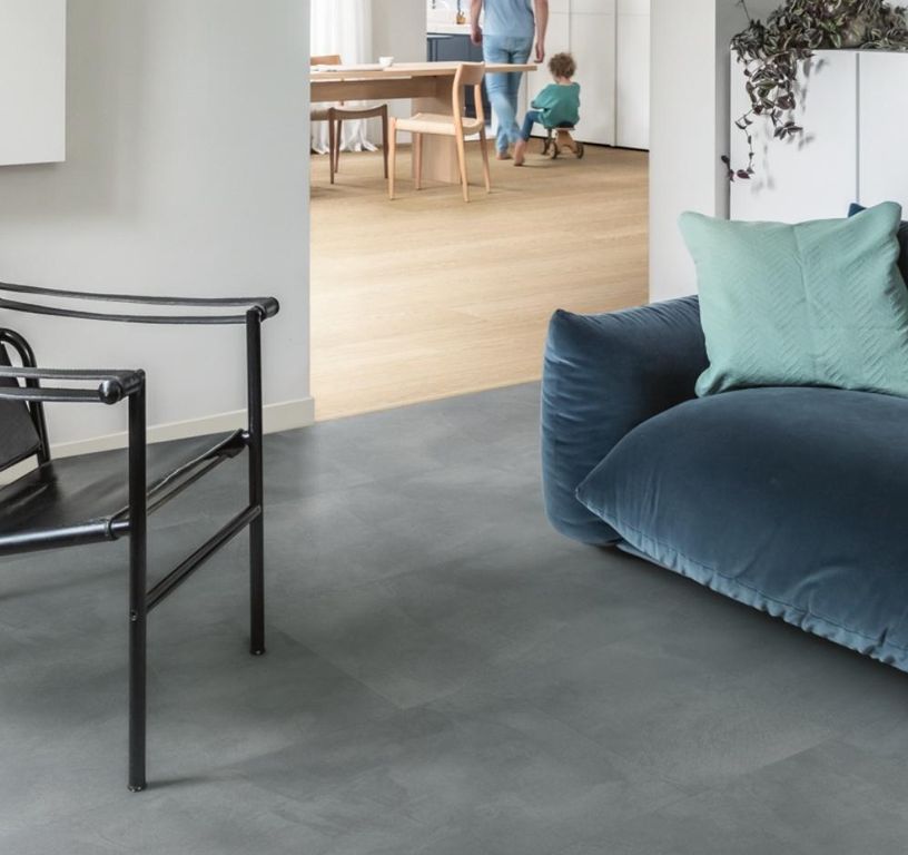 Sol vinyle ALPHA VINYL ILLUME Quick Step, Béton ciel tendre, dalle 42.80 x 85.60 cm