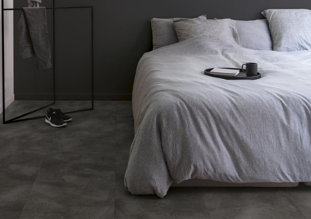 Sol vinyle ALPHA VINYL ILLUME Quick Step, Béton graphite tendre, dalle 42.80 x 85.60 cm