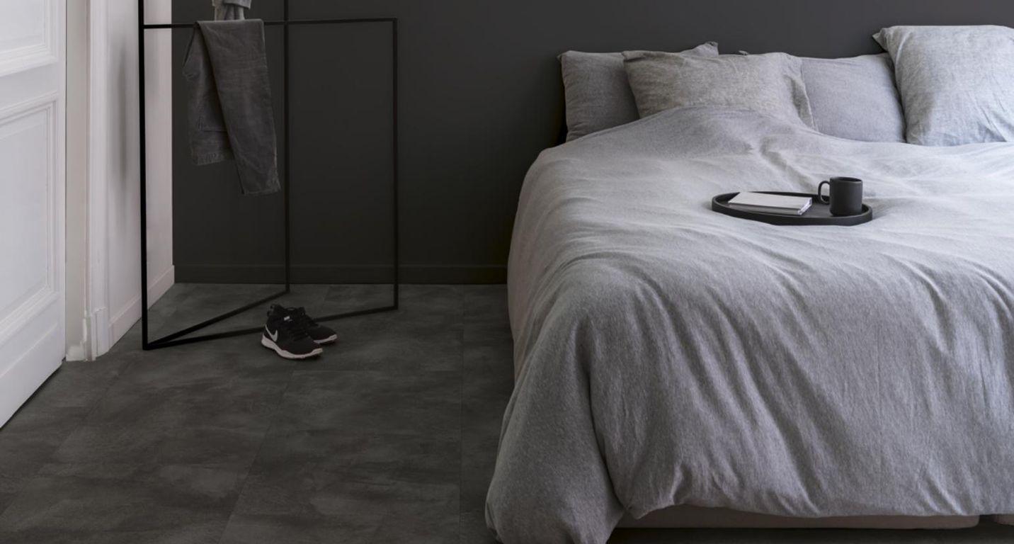 Sol vinyle ALPHA VINYL ILLUME Quick Step, Béton graphite tendre, dalle 42.80 x 85.60 cm