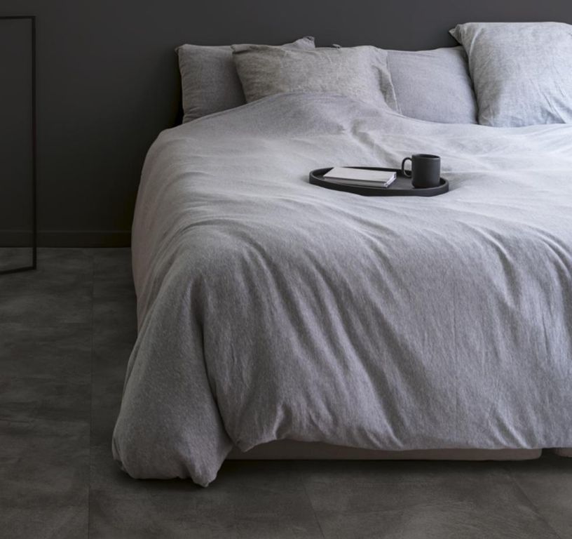 Sol vinyle ALPHA VINYL ILLUME Quick Step, Béton graphite tendre, dalle 42.80 x 85.60 cm