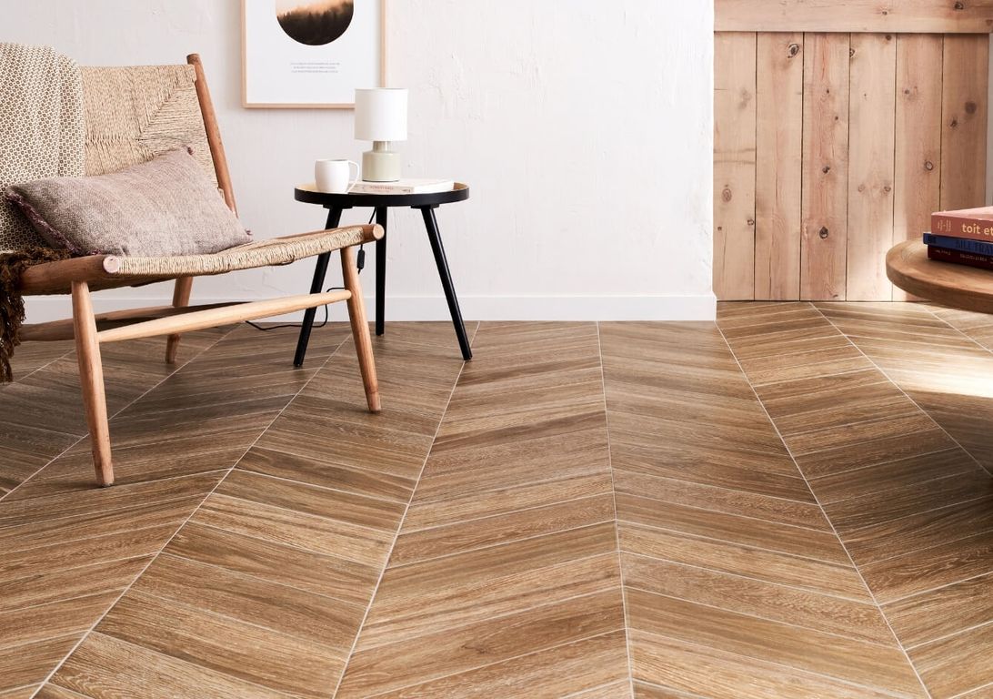 Carrelage CHEVRON, aspect bois noisette, dim 40.00 x 70.00 cm