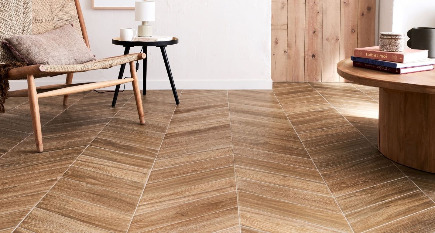 Carrelage CHEVRON, aspect bois noisette, dim 40.00 x 70.00 cm
