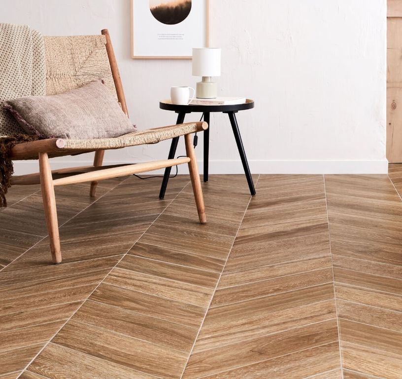 Carrelage CHEVRON, aspect bois noisette, dim 40.00 x 70.00 cm