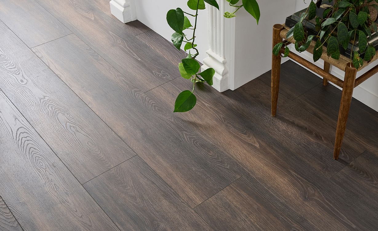 Sol stratifié ROOMS , aspect Bois chêne brun, lame 24.20 x 138.00 cm