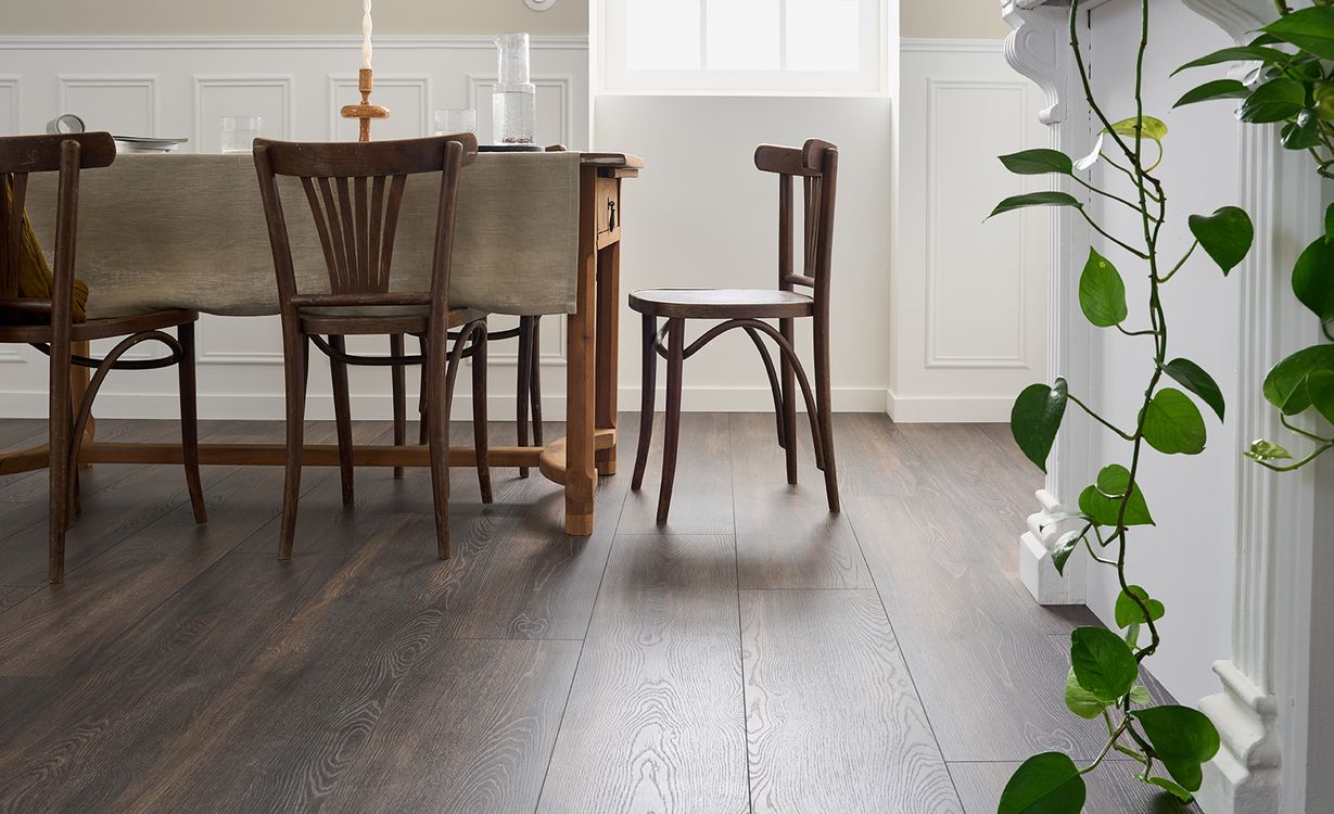 Sol stratifié ROOMS , aspect Bois chêne brun, lame 24.20 x 138.00 cm