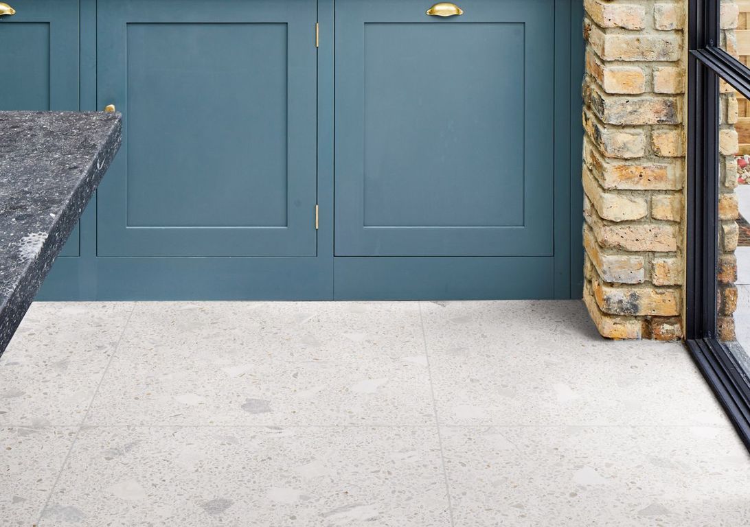 Carrelage TERRA XXL, aspect terrazzo blanc, dim 80.00 x 80.00 cm