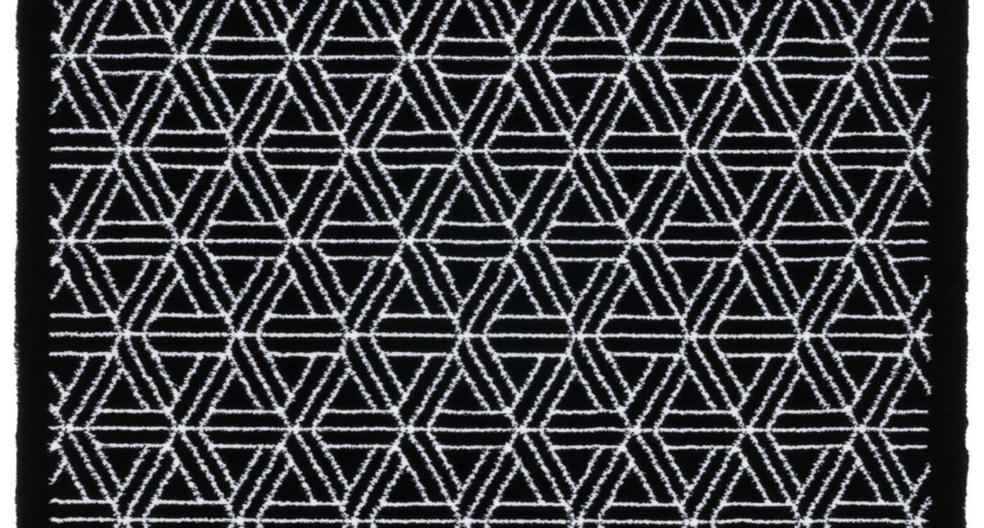 Passage d'escalier INK MAILLAGE, moquette velours coupé, motif , col noir et blanc