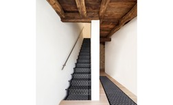 Passage d'escalier INK MAILLAGE, moquette velours coupé, motif , col noir et blanc