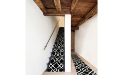 Passage d'escalier INK ALL OVER, moquette velours coupé, motif , col noir et blanc