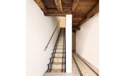 Passage d'escalier NOBILITY CHOBY, moquette velours coupé, motif , col choby beige brod rouge