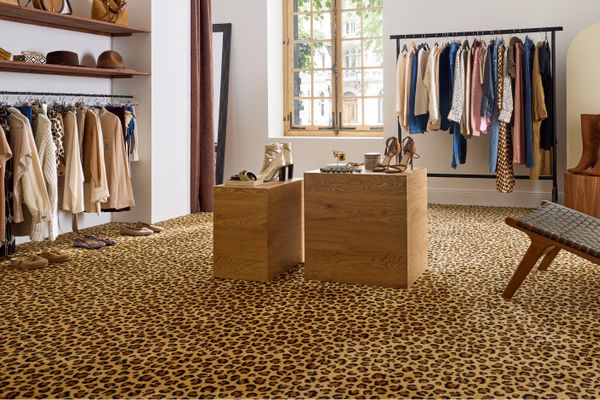 Traces D'animaux Sur Fond Beige à Pois Marron. Modèle Vectoriel En