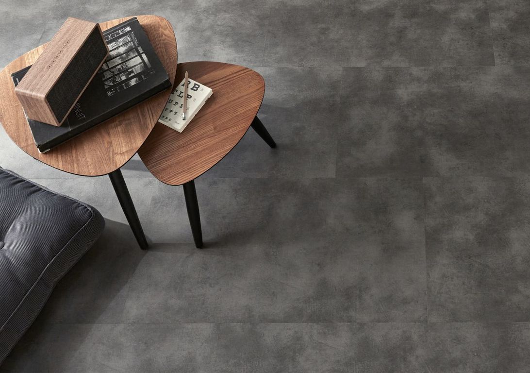 Sol vinyle EASYTREND SUPERMATT DALLE , Béton ciré foncé, dalle 40.60 x 81.20 cm