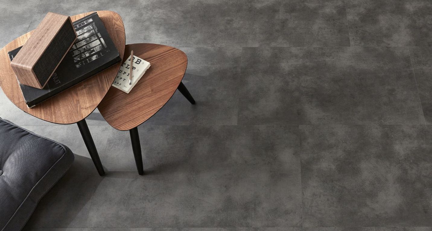 Sol vinyle EASYTREND SUPERMATT DALLE , Béton ciré foncé, dalle 40.60 x 81.20 cm