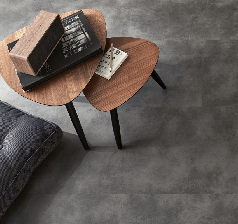 Sol vinyle EASYTREND SUPERMATT DALLE , Béton ciré foncé, dalle 40.60 x 81.20 cm