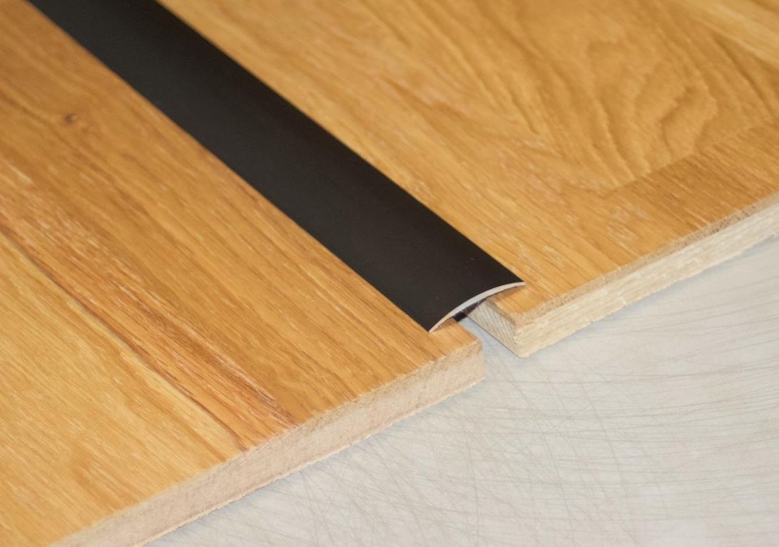 Barre de seuil SEUIL ADHESIF 8129 SK , aluminium, décor noir, l.2.90 x L. 270.00 cm