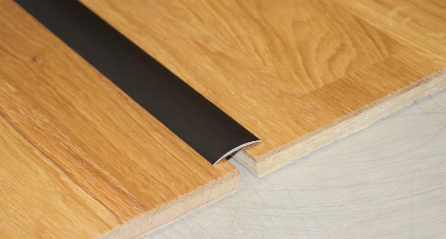 Barre de seuil SEUIL ADHESIF 8129 SK , aluminium, décor noir, l.2.90 x L. 270.00 cm