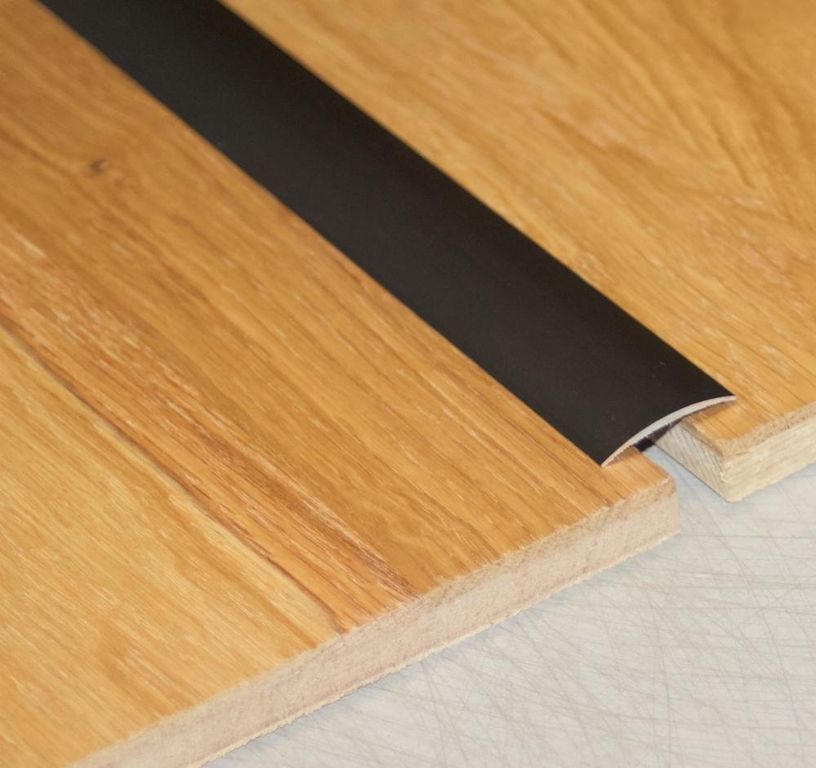 Barre de seuil SEUIL ADHESIF 8129 SK , aluminium, décor noir, l.2.90 x L. 270.00 cm