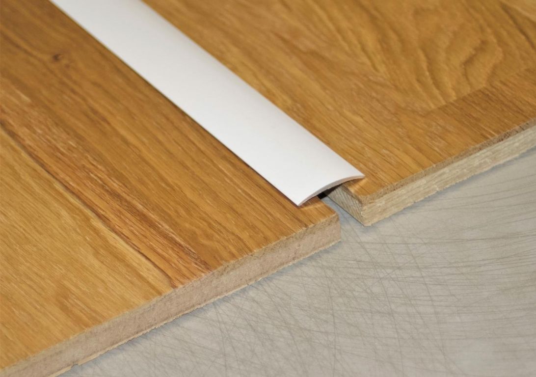 Barre de seuil SEUIL ADHESIF 8129 SK , aluminium, décor blanc, l.2.90 x L. 90.00 cm