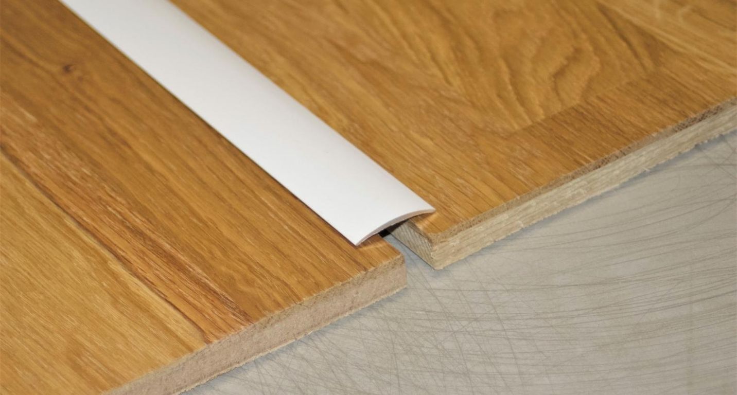 Barre de seuil SEUIL ADHESIF 8129 SK , aluminium, décor blanc, l.2.90 x L. 90.00 cm