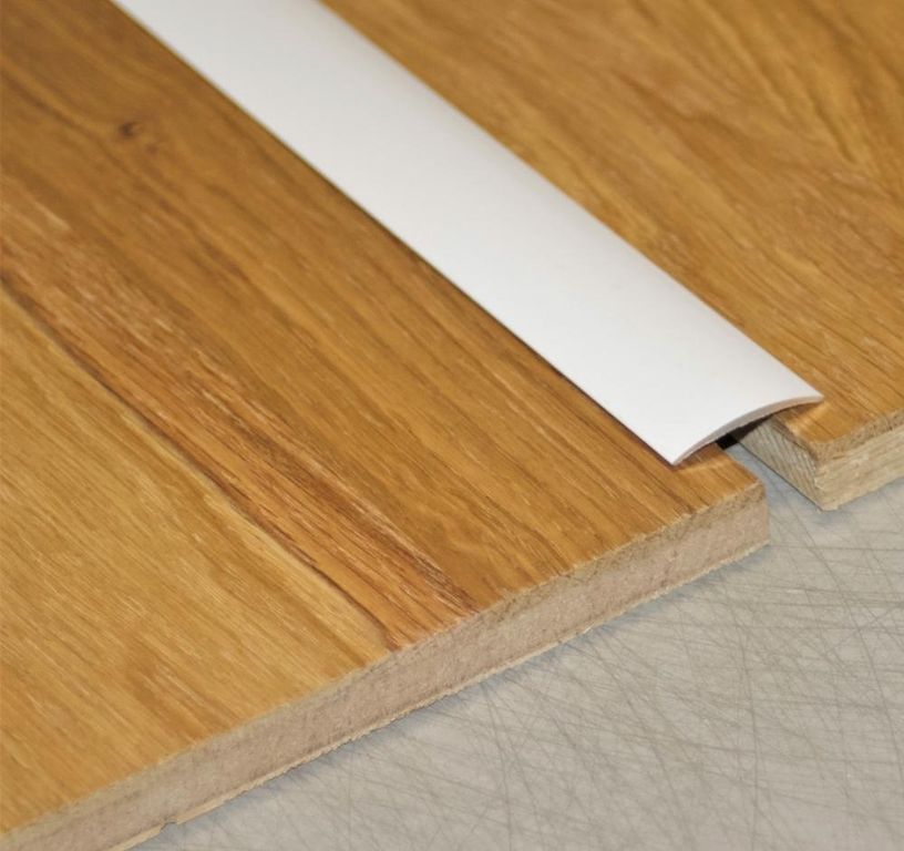 Barre de seuil SEUIL ADHESIF 8129 SK , aluminium, décor blanc, l.2.90 x L. 90.00 cm