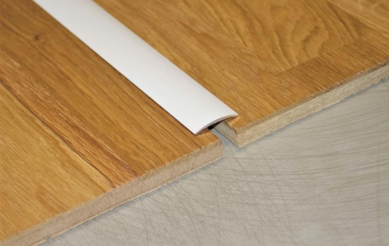 Barre de seuil SEUIL ADHESIF 8129 SK , aluminium, décor blanc, l.2.90 x L. 90.00 cm