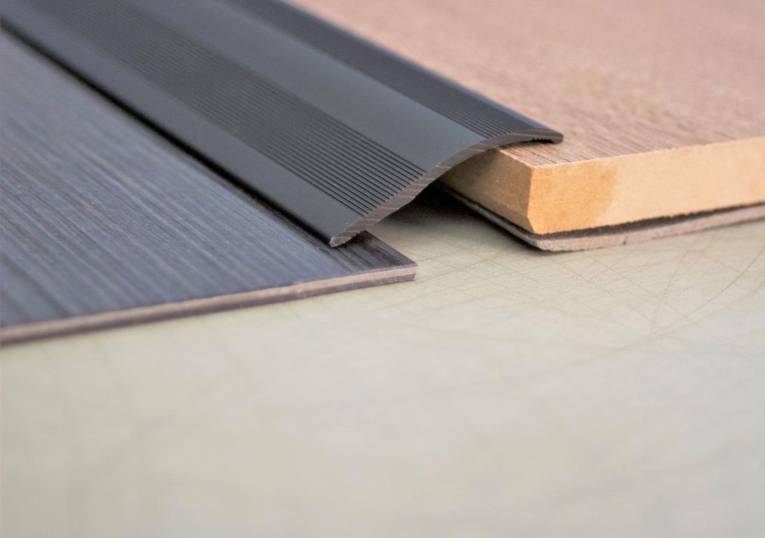 Barre de seuil SEUIL ADHESIF 8420 , aluminium, décor noir, l.4.00 x L. 270.00 cm