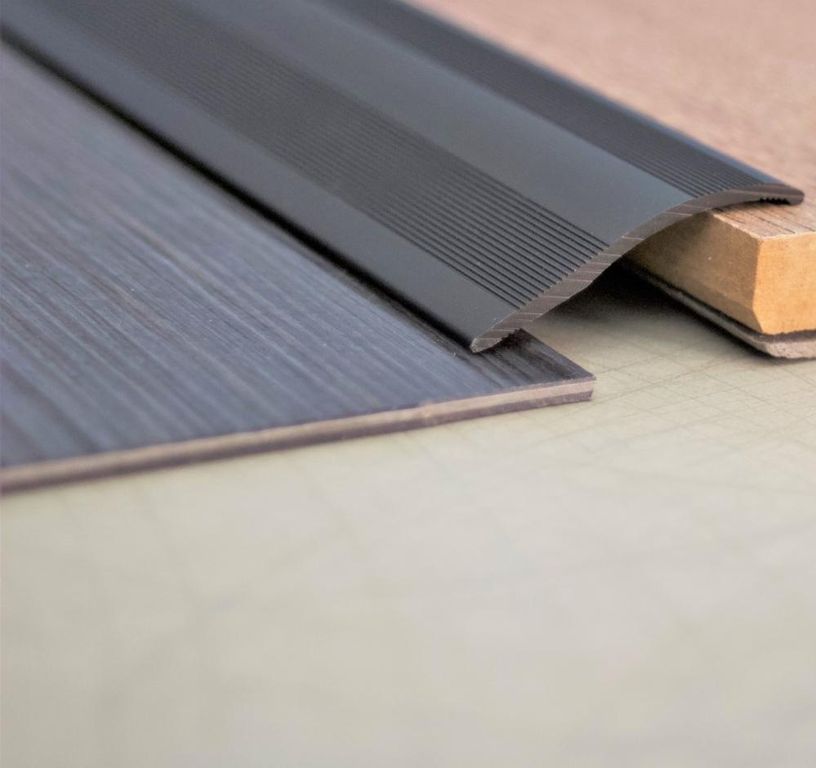 Barre de seuil SEUIL ADHESIF 8420 , aluminium, décor noir, l.4.00 x L. 270.00 cm