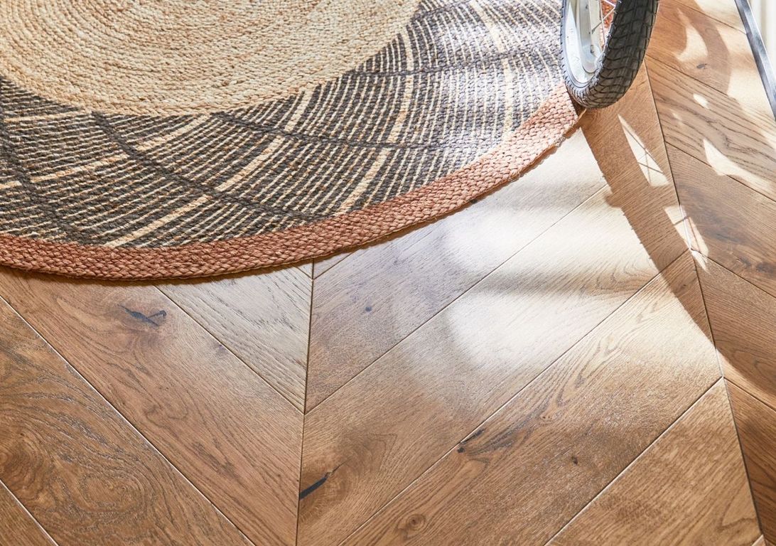 Parquet contrecollé POINT DE HONGRIE 130 CHENE AUTHENTIQUE, chêne marron moyen, verni, larg. 13.00 cm