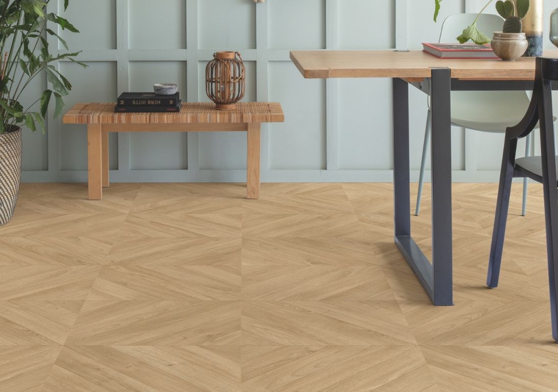 Sol stratifié IMPRESSIVE PATTERNS Quick Step, aspect Marqueterie chevron clair, dalle 39.60 x 120.00 cm